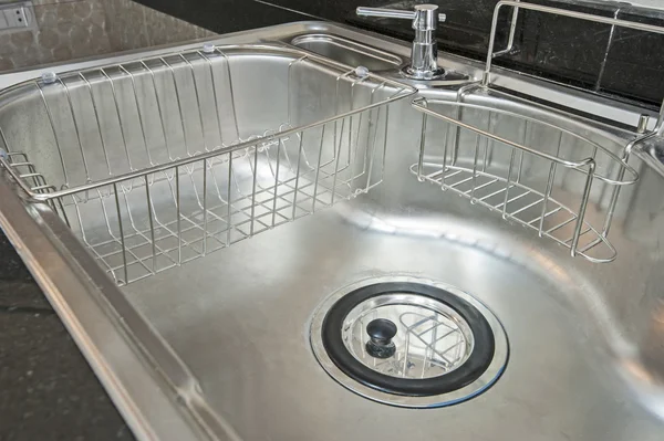 Bir metal mutfak lavabo closeup — Stok fotoğraf
