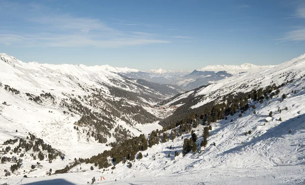 Vista panorâmica de um vale montanhoso — Fotografia de Stock