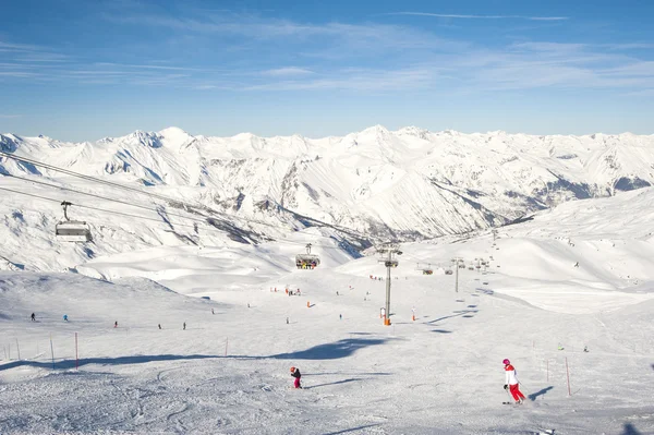 Vista de uma pista de esqui com teleférico — Fotografia de Stock