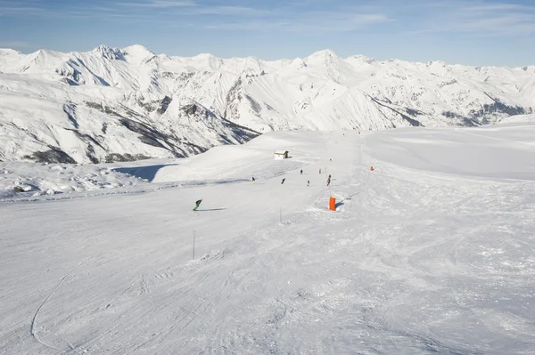 Blick auf eine Skipiste in den Bergen — Stockfoto