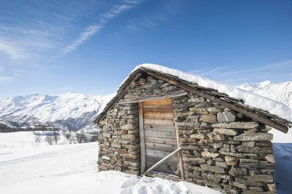 Cabaña de montaña aislada en la nieve — Foto de Stock