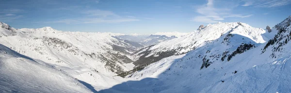 Vista panorámica de un valle nevado de la montaña —  Fotos de Stock