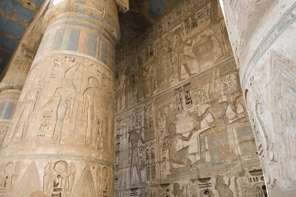 古埃及庙宇中的列 — 图库照片