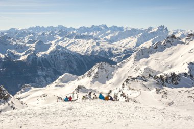 Kayakçı ile bir Alp dağ manzarası