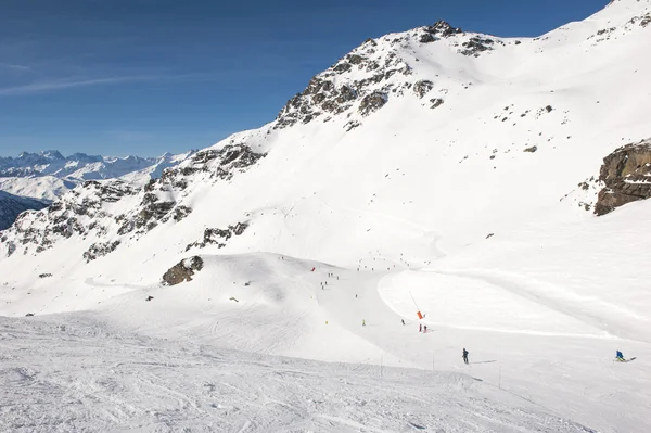 Vista de una pista de esquí en las montañas —  Fotos de Stock