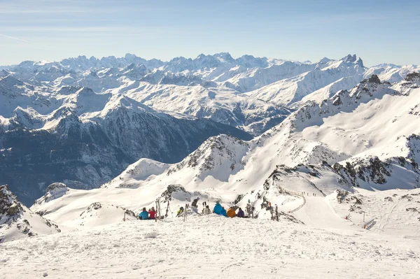 Vista de uma montanha alpina com esquiadores — Fotografia de Stock