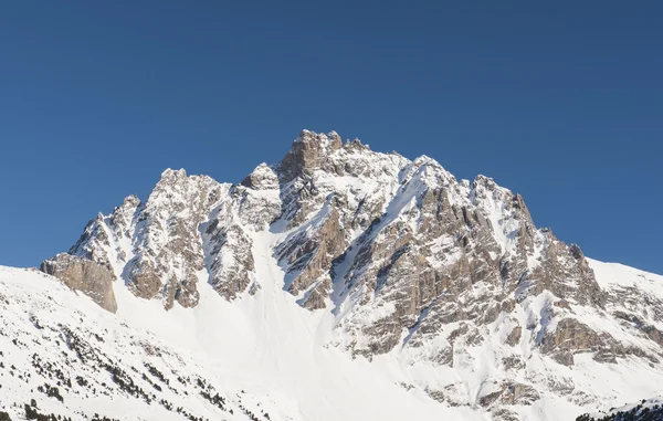 Rotsachtige alpine berghelling in de winter — Stockfoto