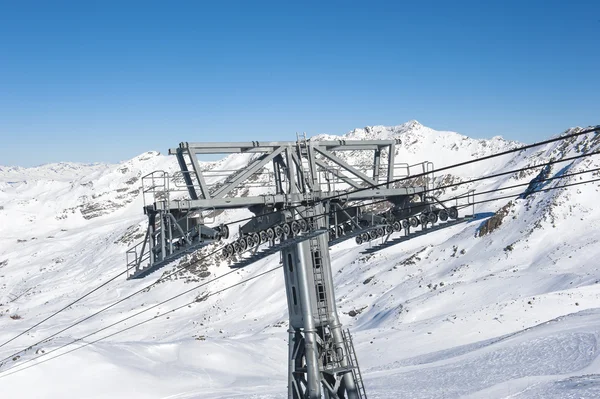 Parte superior de un telesilla en una estación de esquí —  Fotos de Stock
