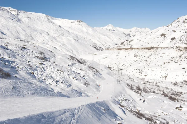 Вид на горнолыжный склон в горах — стоковое фото
