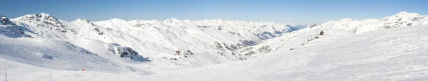 Blick auf ein schneebedecktes Gebirgstal — Stockfoto