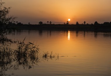 Nehrin üzerinde gün batımı