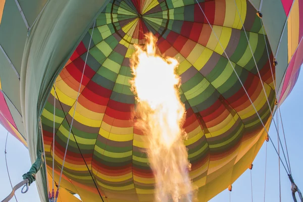 Gaz yakıcı bir sıcak hava balon — Stok fotoğraf