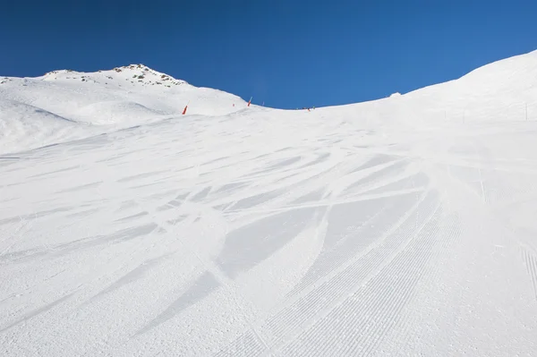 Pista de esquí nevado en una montaña — Foto de Stock