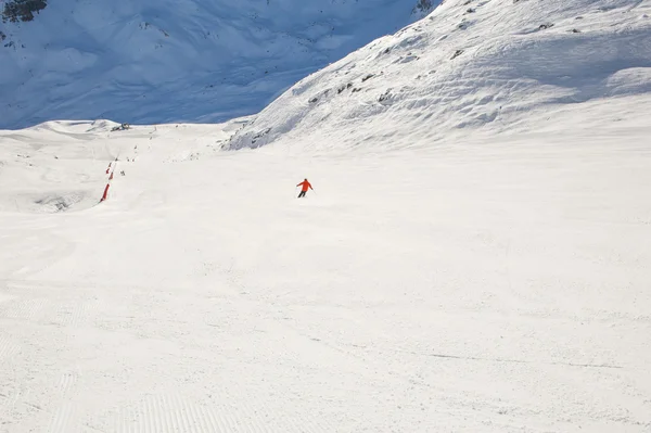 Snowy ski piste på et fjell – stockfoto