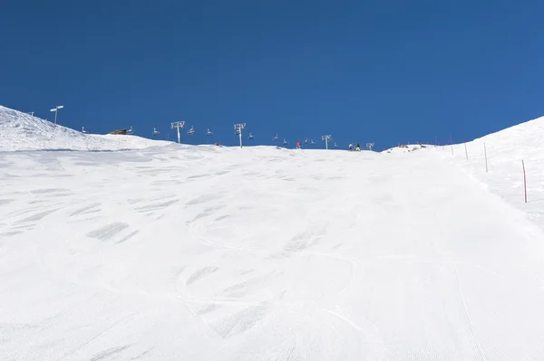 Pista de esquí nevado en una montaña —  Fotos de Stock