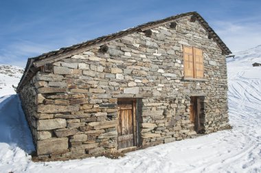 Kar kulübede izole dağ