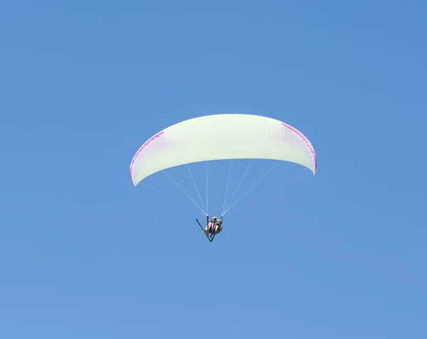 Tandem paraglider under flygning — Stockfoto