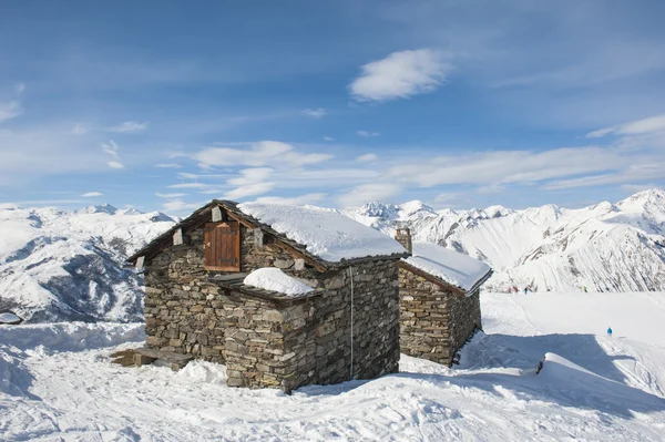 Elszigetelt hegyi kunyhó a hóban — Stock Fotó