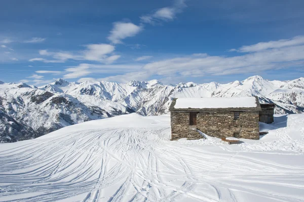 Изолированная горная хижина в снегу — стоковое фото