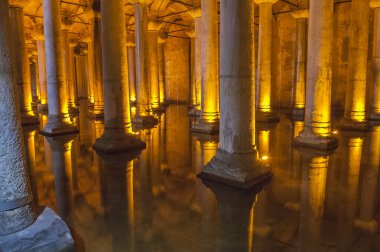 Eski Roma sütunlar halinde kadim bir sarnıç