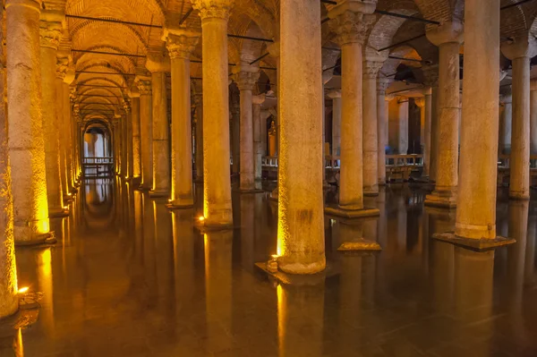 Eski Roma sütunlar halinde kadim bir sarnıç