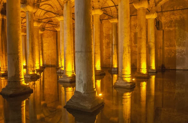 Antiguas columnas romanas en una antigua cisterna — Foto de Stock