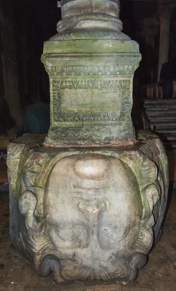 Antica colonna romana in un'antica cisterna — Foto Stock