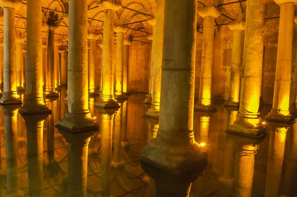 Old Roman columns in an ancient cistern — Stock Photo, Image