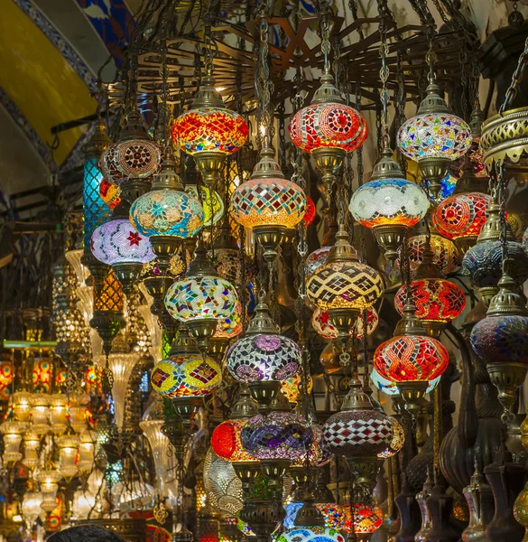 Verzierte Glaslichter am Marktstand — Stockfoto