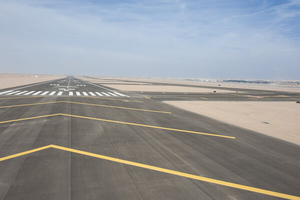 Вид с воздуха на взлетно-посадочную полосу аэропорта
