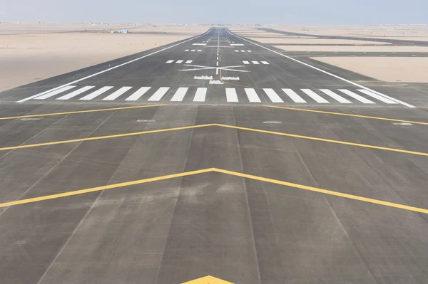 Luchtfoto van een start-en landingsbaan luchthaven — Stockfoto