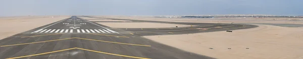 Вид с воздуха на взлетно-посадочную полосу аэропорта — стоковое фото