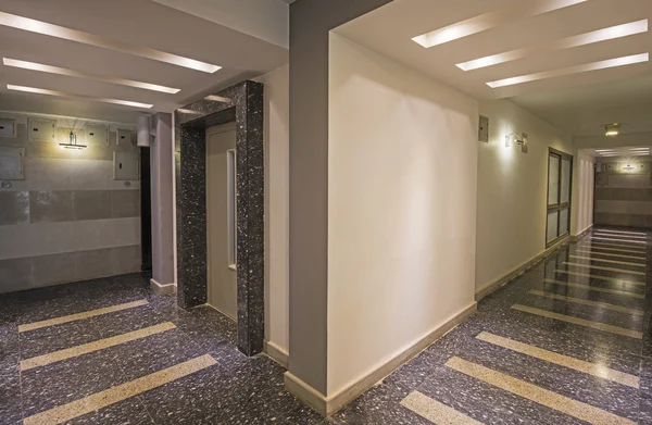 Inre korridor os en lyx lägenhet byggnad — Stockfoto