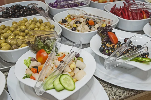 Wybrac sałatki w restauracji w formie bufetu — Zdjęcie stockowe