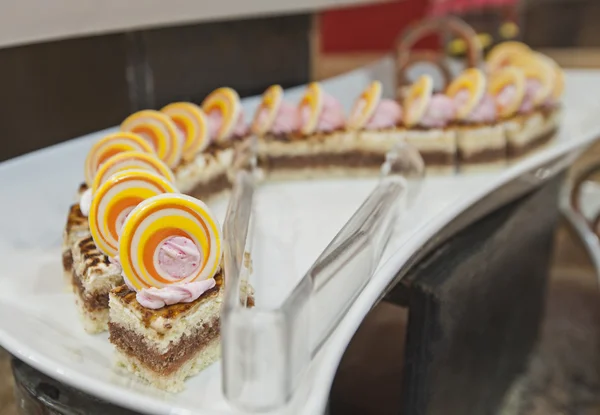 Dessertvariatie tentoongesteld in een restaurant buffet — Stockfoto