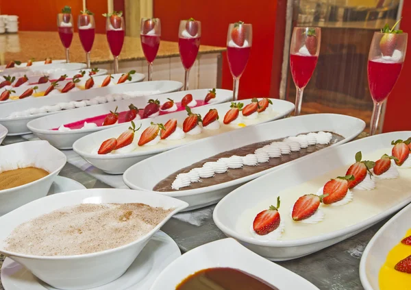 Выбор десертов в ресторане "шведский стол" — стоковое фото