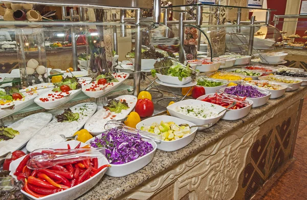 Seleção de saladas em um buffet de restaurante — Fotografia de Stock