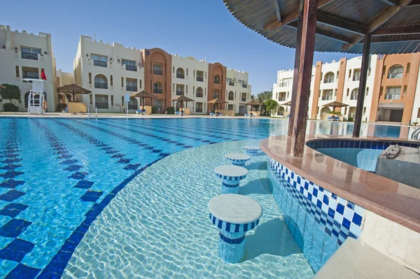 游泳池的豪华热带度假酒店 — 图库照片