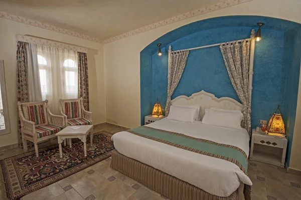 Двуспальная кровать в люксовом номере отеля — стоковое фото