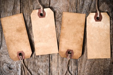 Dört Vintage kağıt etiket ile ahşap üzerine gölge