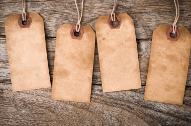 Dört dikey Vintage kağıt etiket ahşap üzerine