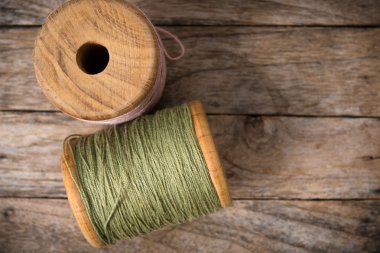 Reel pembe ahşap sol tarafta yeşil iplik ile