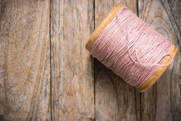 Ahşap makara pembe iplik sağ tarafında