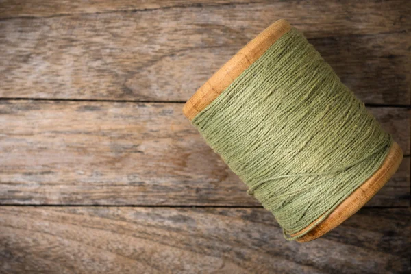 Ahşap makara yeşil iplik sağ tarafında