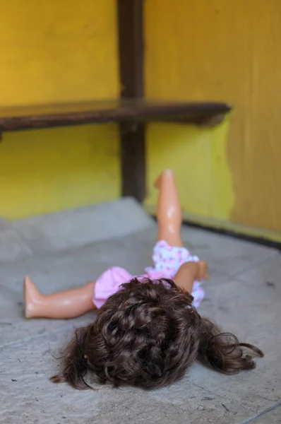 Muñeca femenina abandonada — Foto de Stock