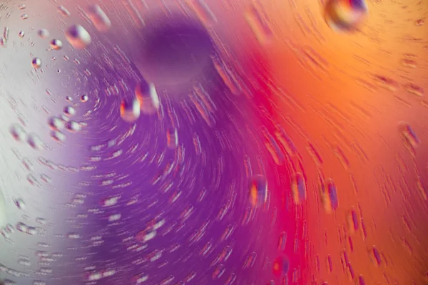 Leylak üzerine yağ damlaları, kırmızı, pembe, turuncu arka plan, büyük ve küçük, damlaların hareketi çok hızlı, dinamikler hissediliyor