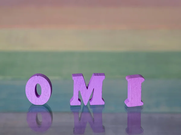 Igbt bayrağının arkaplanındaki yazı tahtadan yapılmıştır.