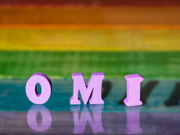 lgbt bayrağının arkaplanındaki omi yazıtı 