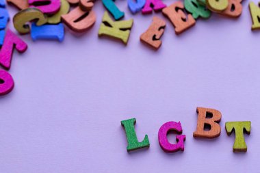 Leylak arka planında lgbt 'nin çok renkli harfleri