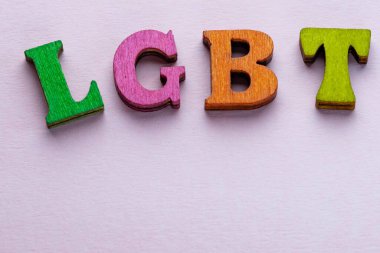 Leylak arka planında lgbt 'nin çok renkli harfleri